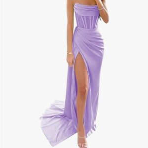 Never worn, got it for a wedding! It needs to be steamed/pressed but it’s gorg